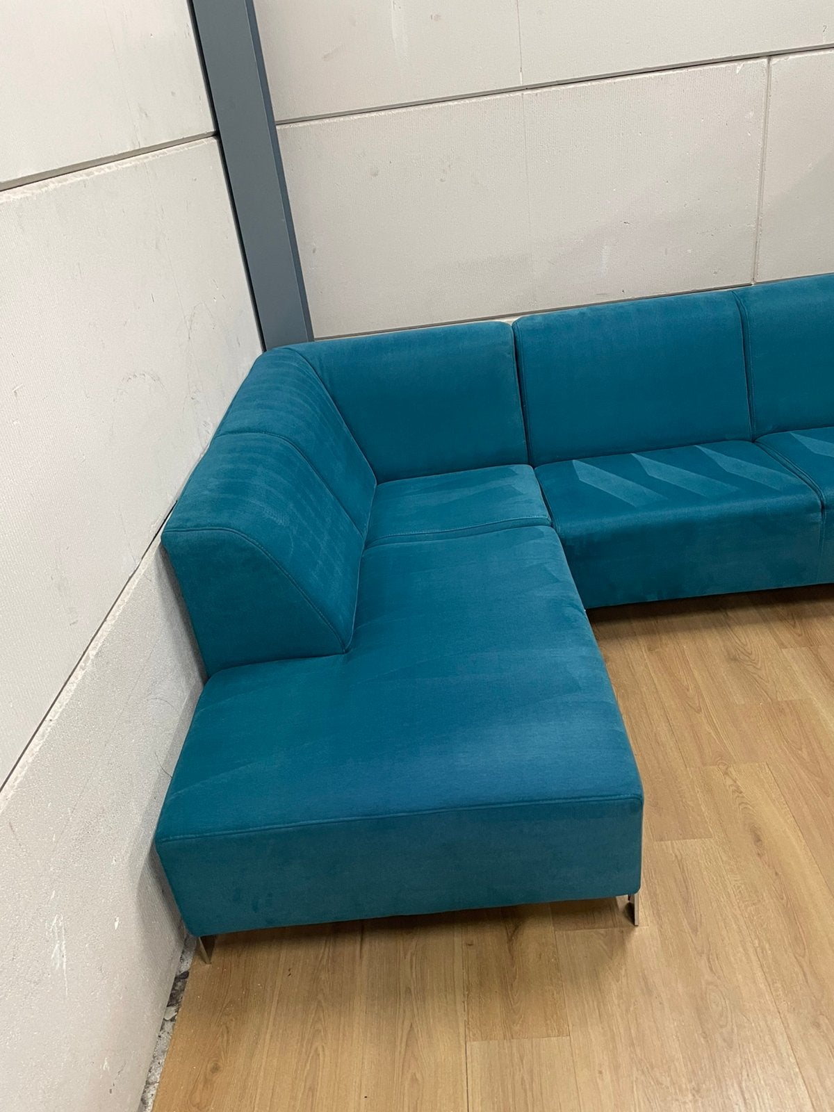 Mooie luxe suede petrol blauwe hoekbank - GEREINIGD!!!, Huis en Inrichting, Banken | Bankstellen, Ophalen, 250 tot 300 cm, Luxe