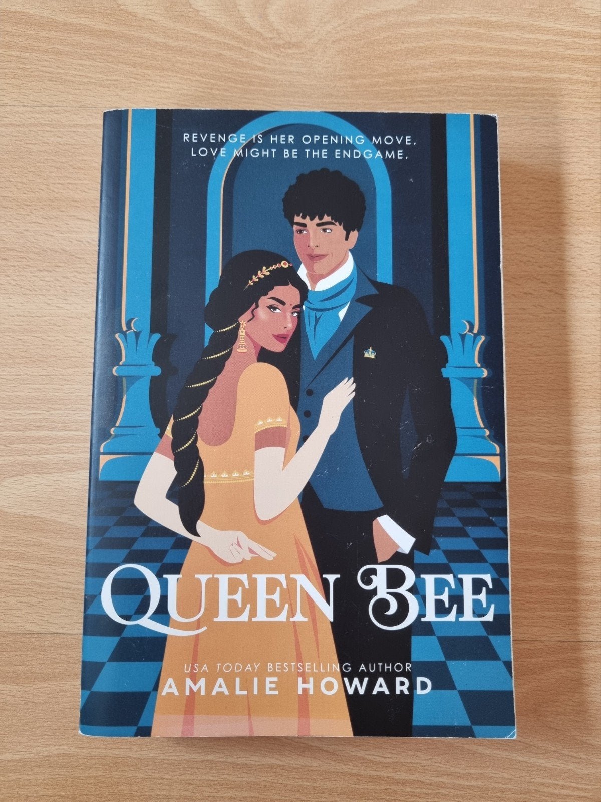 Queen Bee - Amalie Howard (Engels), Ophalen of Verzenden, Zo goed als nieuw, Amalie Howard, Amerika