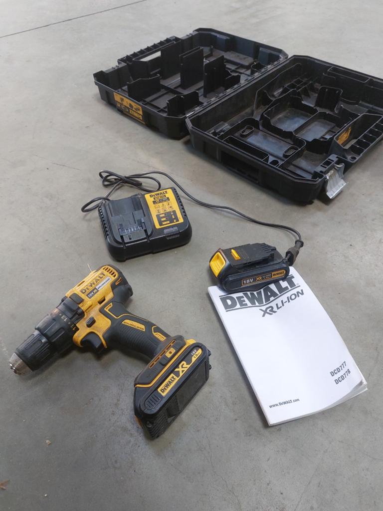 DeWalt DCD777 Accuboormachine 18V met 2 accu's en lader, Gebruikt, Variabele snelheid, Ophalen of Verzenden, Boor- en Schroefmachine