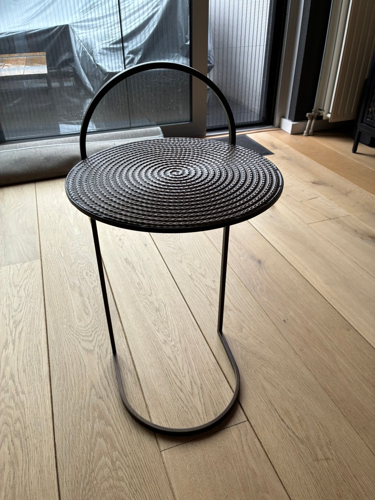Klein metalen bijzet tafeltje, Huis en Inrichting, Tafels | Bijzettafels, 45 tot 60 cm, Metaal of Aluminium, Rond, Zo goed als nieuw