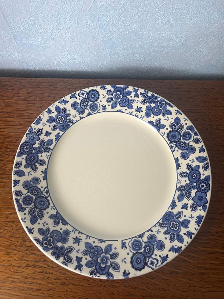 Dit is een Société Céramique Maastricht Beatrix dinerbord., Antiek en Kunst, Antiek | Servies los, Ophalen of Verzenden