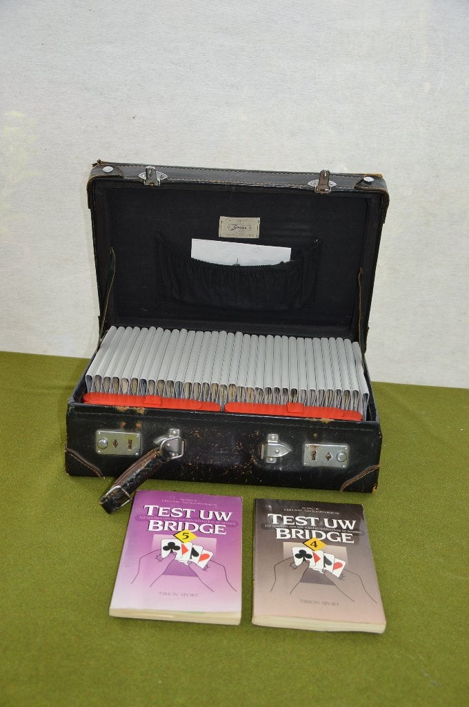 In koffer: 4 Bridge biedboxen / bidding boxen met 32 mapjes, Een of twee spelers, Ophalen of Verzenden, Gebruikt