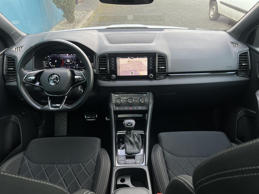 Skoda Karoq 1.5 TSI DSG AUT. Sportline Business PANO | CANTO, Auto's, Stof, 4 cilinders, Wit, 19 km/l