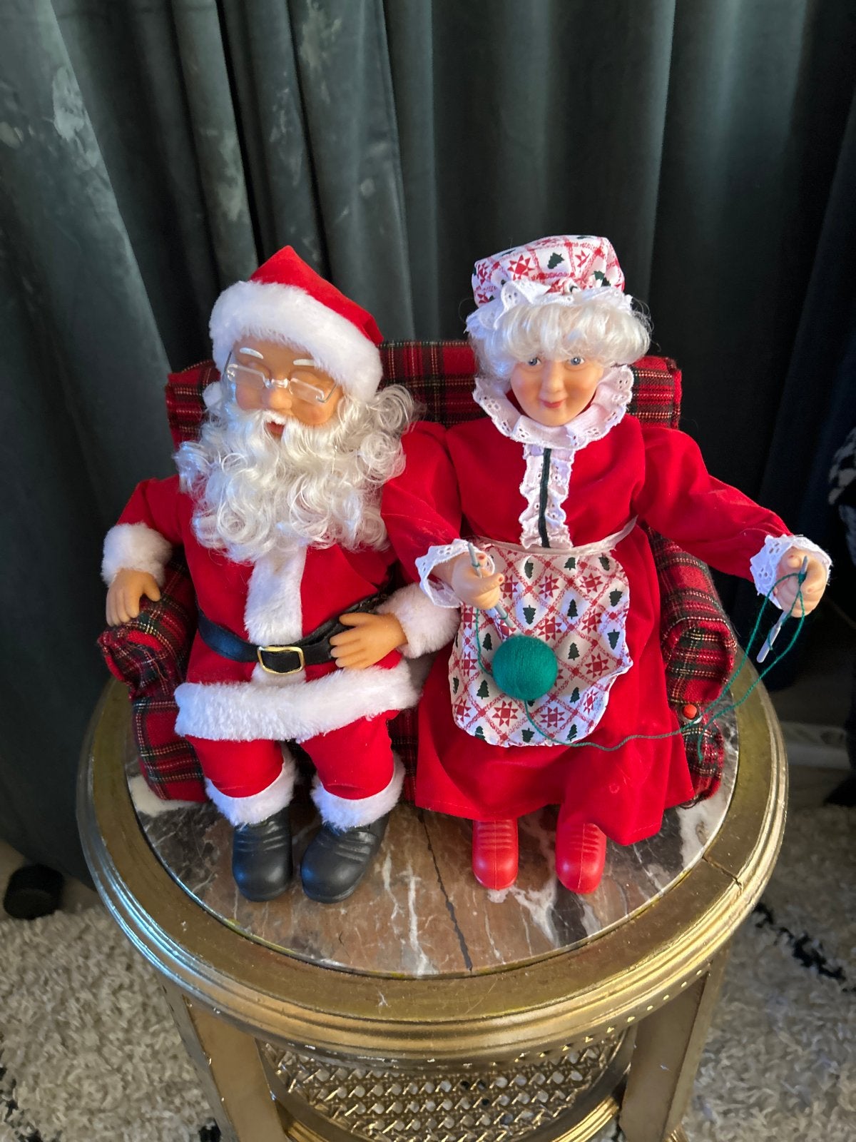 Kerstman en vrouw op bank en bewegen, Ophalen of Verzenden