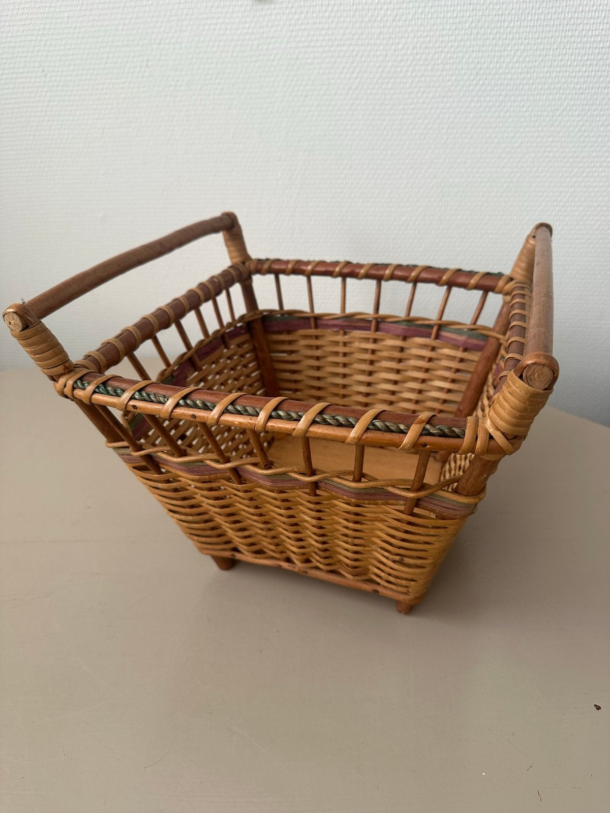 Oude rieten mand met handvatten, Gebruikt, Gevlochten, Mand, Ophalen of Verzenden