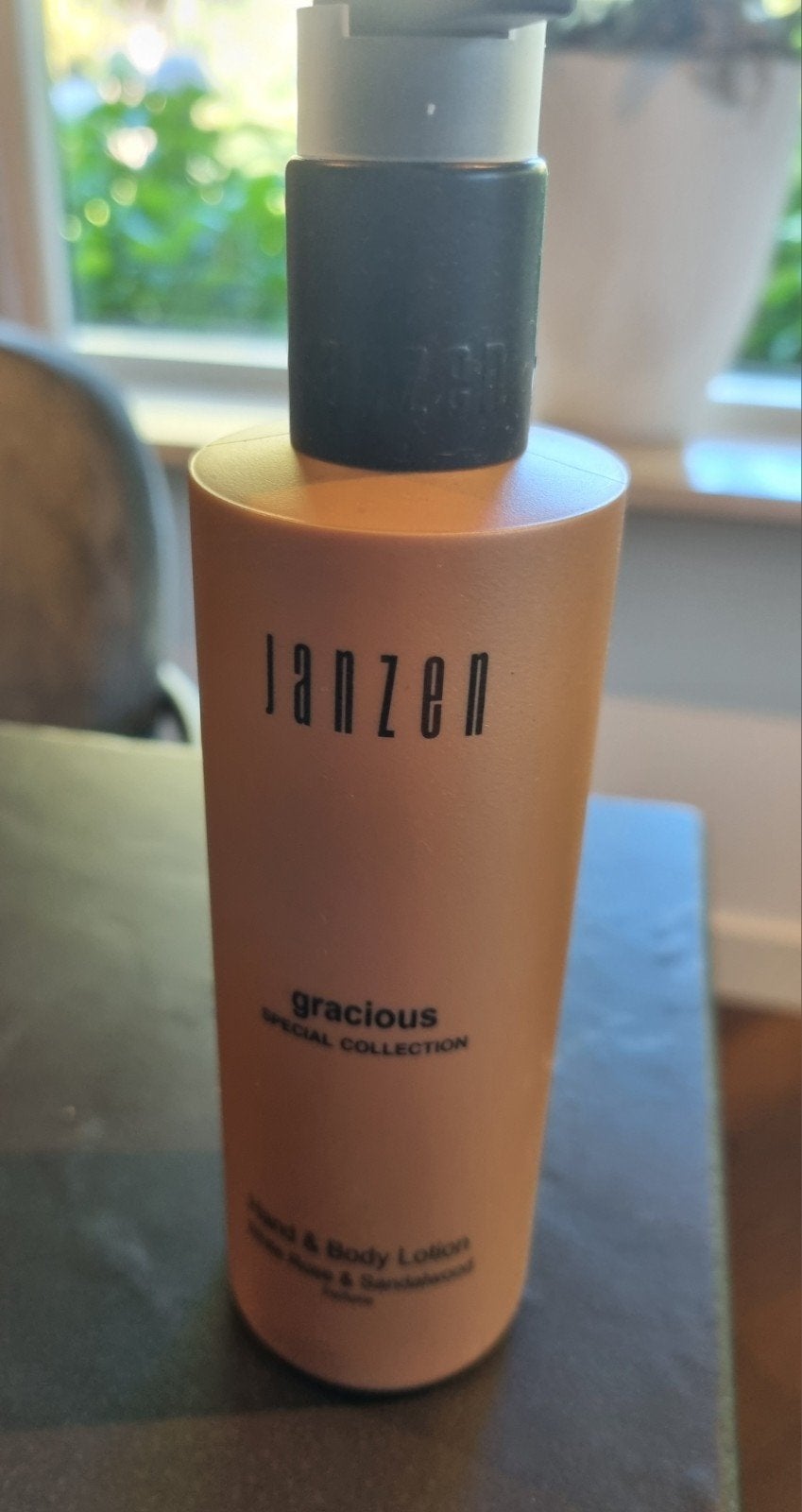 janzen Gracious Hand & Body Lotion - Roos & Sandelhout, Sieraden, Tassen en Uiterlijk, Ophalen of Verzenden, Nieuw, Bodylotion, Crème of Olie