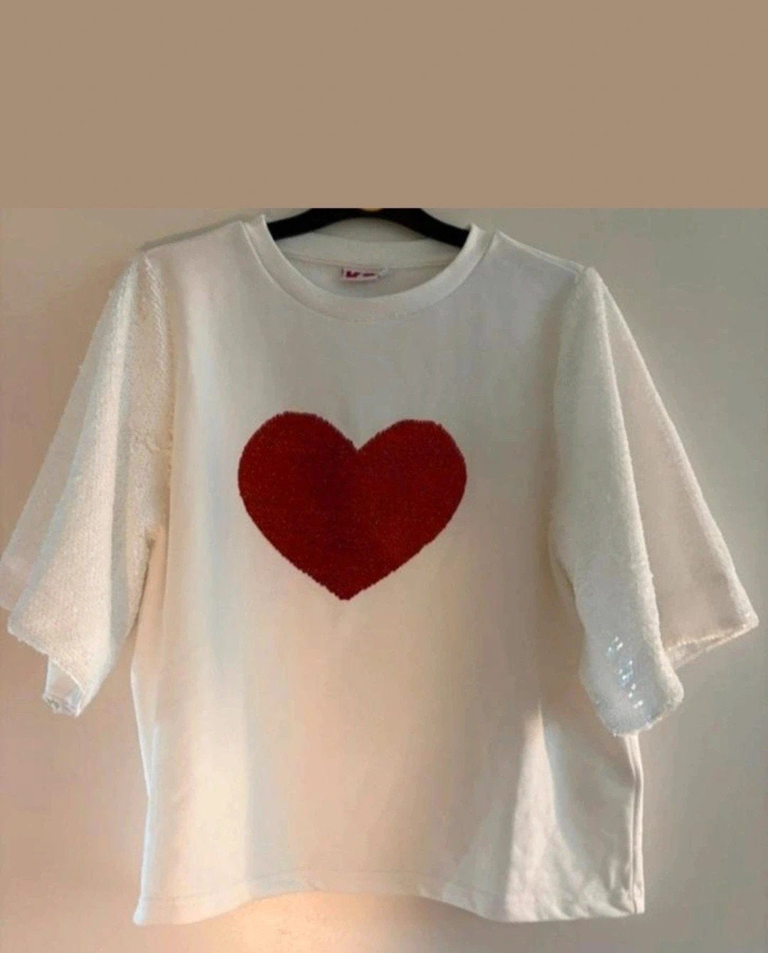 Witte T-shirt met rood hart en pailletten mouwen. (k3), Maat 46/48 (XL) of groter, Ophalen of Verzenden, Zo goed als nieuw, Korte mouw