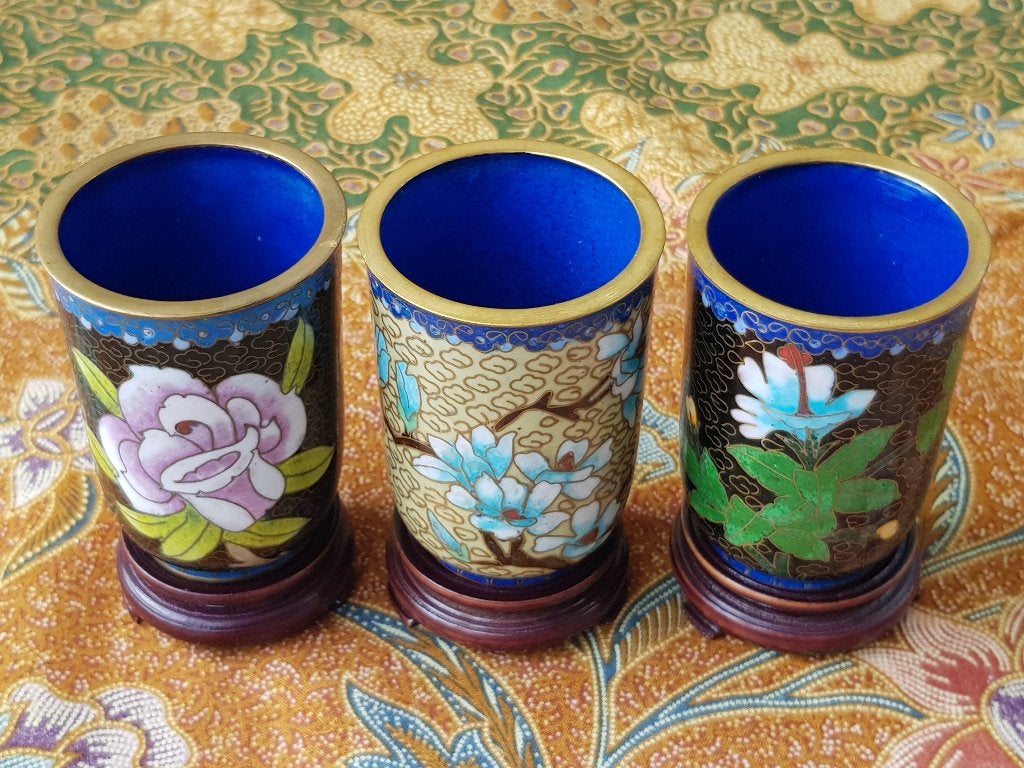 Drie mooie antieke Chinese bekers van cloisonne met bloemen., Antiek en Kunst, Ophalen of Verzenden