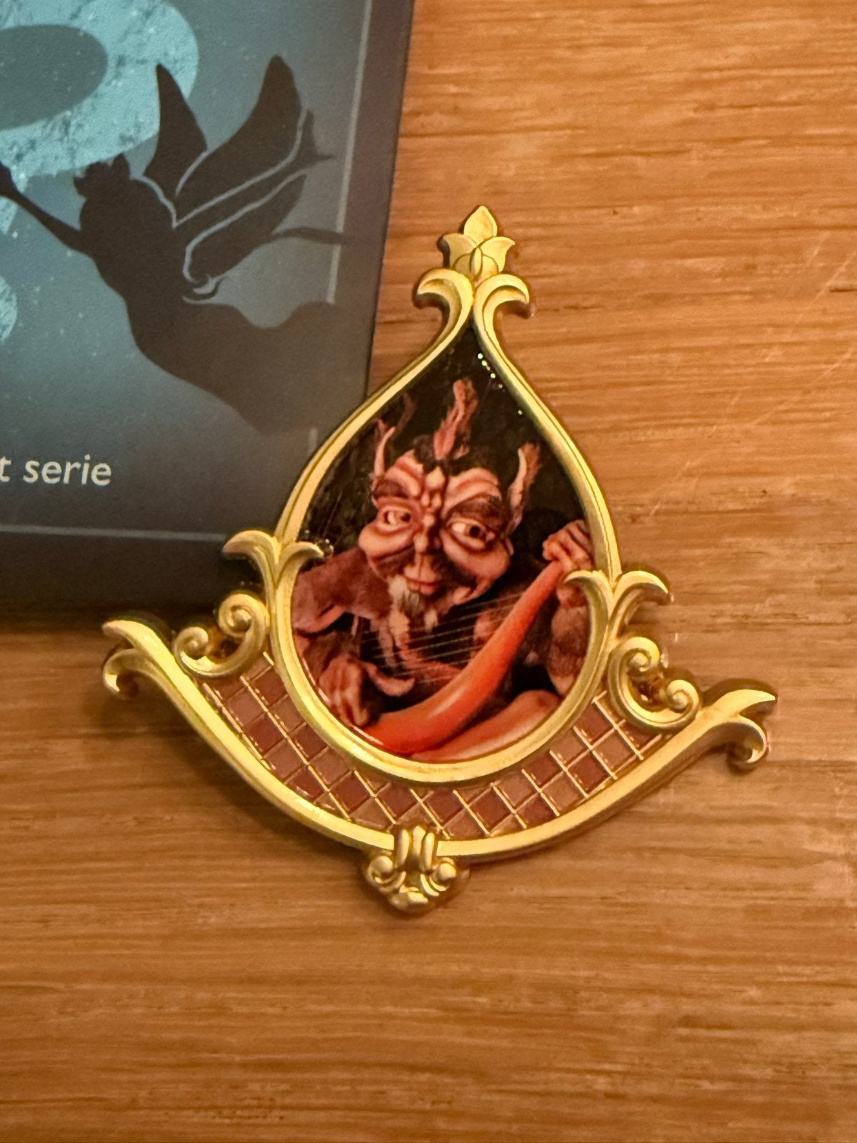 Efteling Droomvlucht Pin Parade - trol met harp, Verzamelen, Ophalen of Verzenden, Nieuw, Button of Speldje
