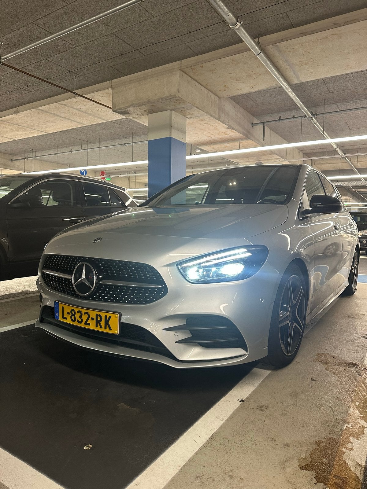 Mercedes-Benz B-Klasse B180 136PK 7G-DCT 2021 Grijs, Auto's, Mercedes-Benz, 136 pk, 4 cilinders, 700 kg, Origineel Nederlands