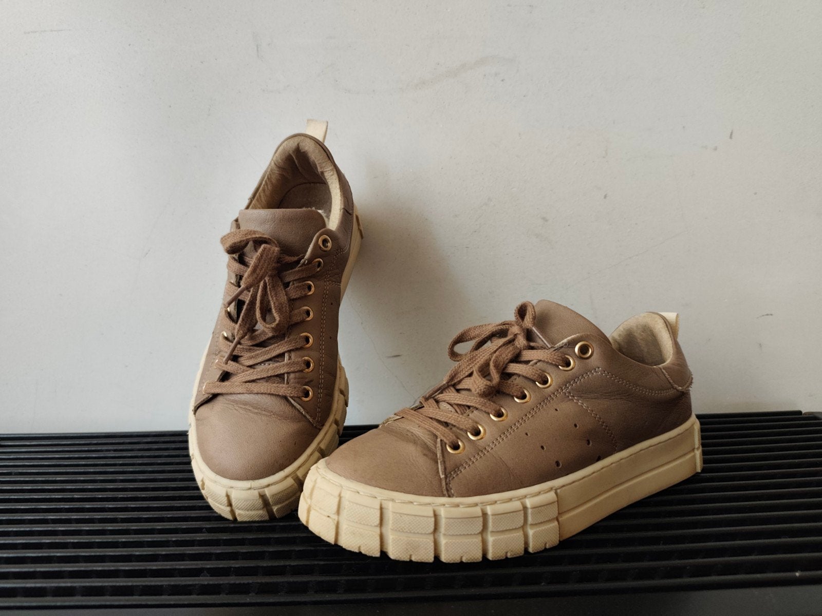 Van Dalen taupekleurige basic leren sneakers, mt 36, Overige kleuren, Ophalen of Verzenden, Sneakers of Gympen, Van Dalen