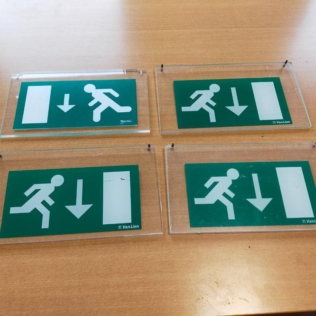 noodverlichting bordjes  per 4 stuks, Ophalen, Gebruikt, Kunststof