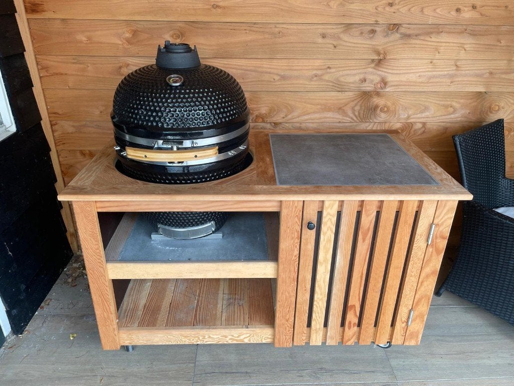BBQ Tafel met 21" Kamado en beschermhoes, Ophalen, Zo goed als nieuw, Arpe, Met accessoires