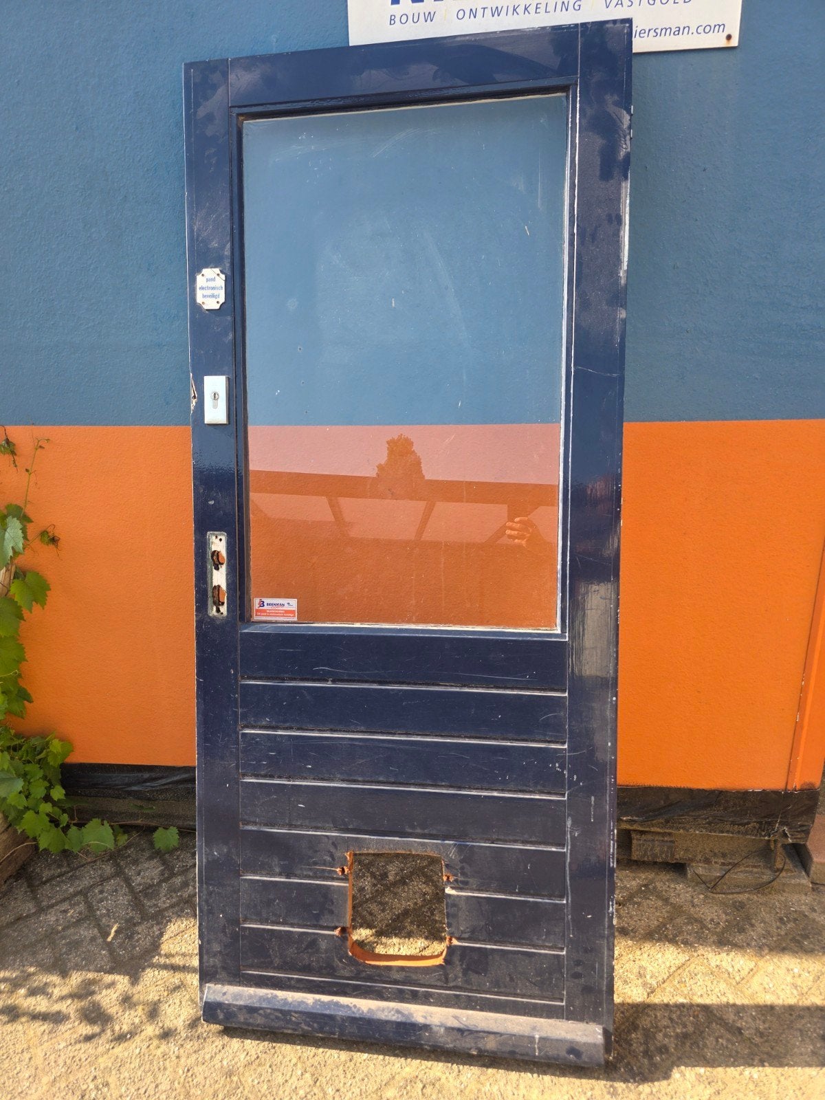 Donkerblauwe buitendeur met glas en kattenluik, Ophalen
