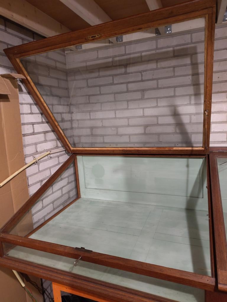 Antieke vitrinekast met glazen deksel en slot (Delft), Ophalen