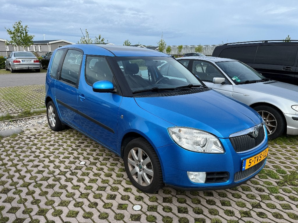 Skoda Roomster 1.6 16V 77KW Scout AUT 2008 Blauw, Auto's, Skoda, Zwart, 4 cilinders, Blauw, Roomster