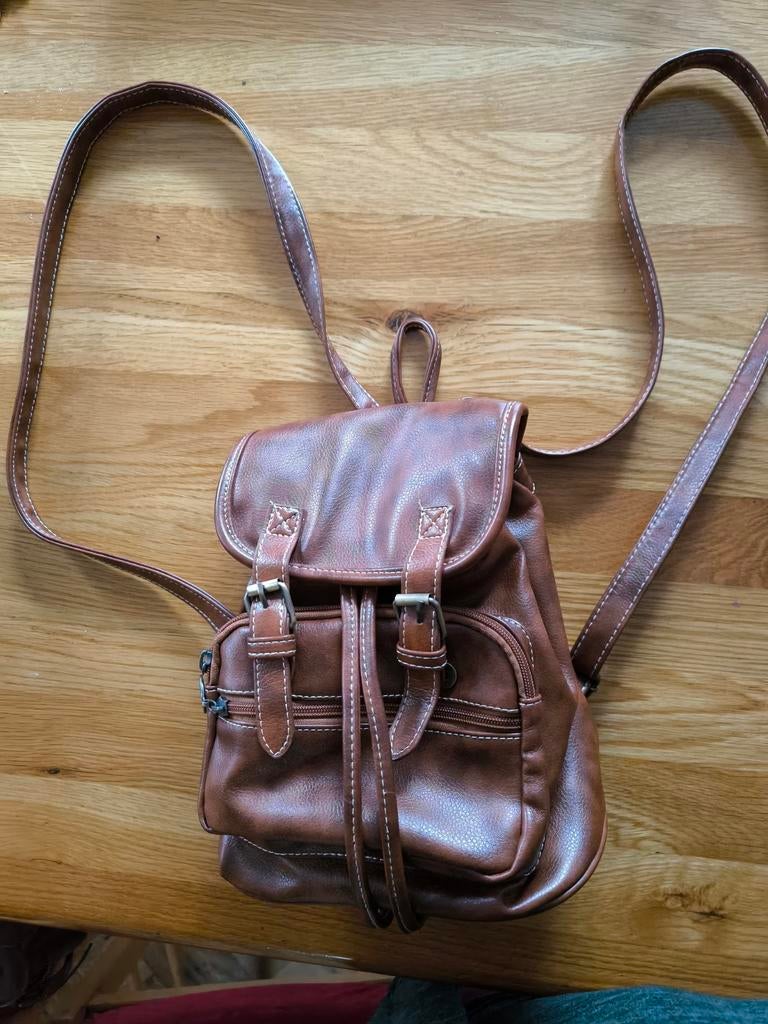 Bruin Damesrugtasje met Veel Vakken en Verstelbare Hengsels, Overige merken, Minder dan 30 cm, Nieuw, Ophalen of Verzenden
