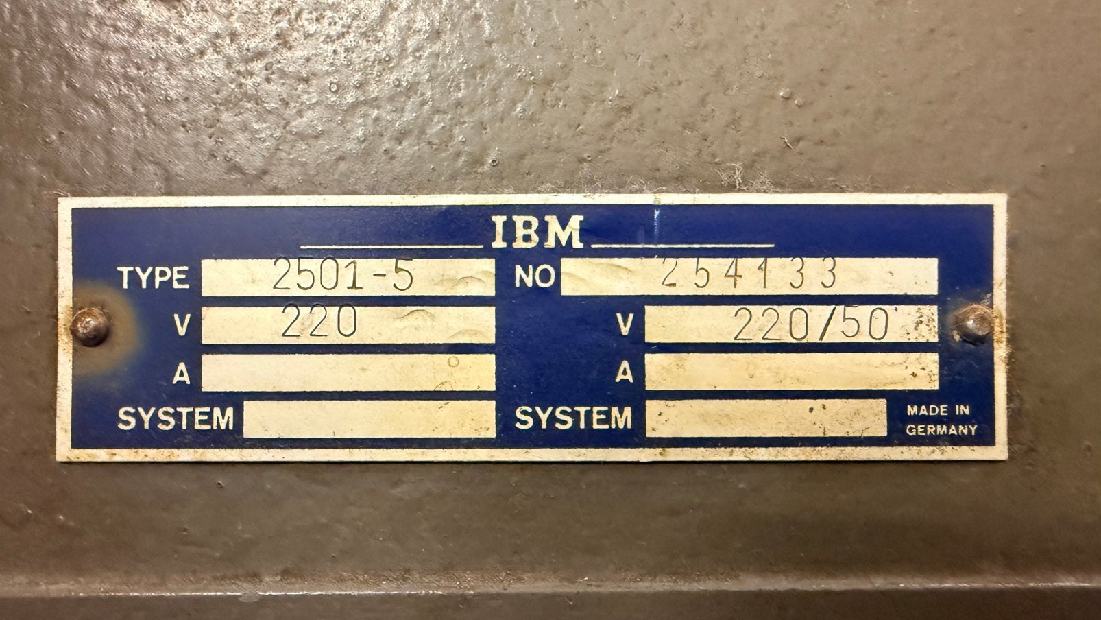 Foto 2 van IBM 2501-5 antiek prikklok met 3 kaarten