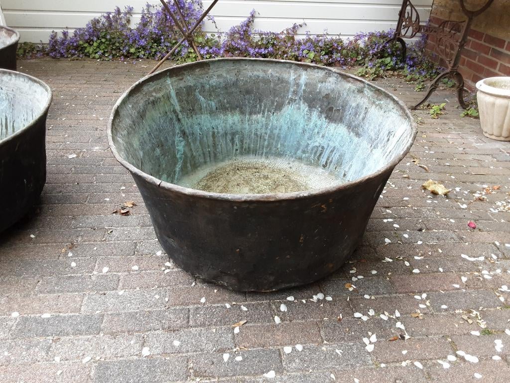 Grote oude koperen tonnen., Ophalen