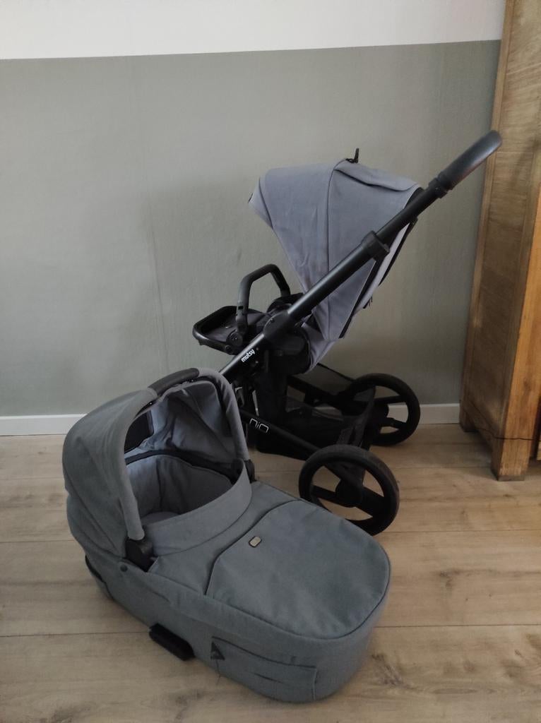 Mutsy  combi wagen zwarte/ grijs, heel mooi!, Ophalen of Verzenden, Zo goed als nieuw, Mutsy, Verstelbare duwstang