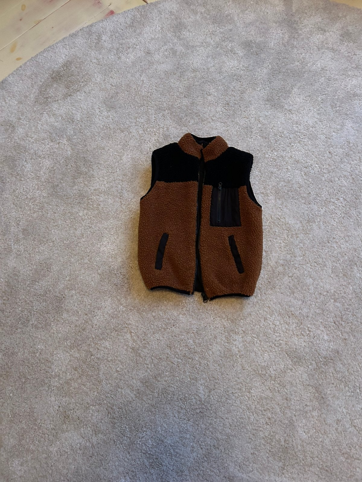 Bodywarmer maat 104 zwart met bruine teddy, Kinderen en Baby's, Ophalen of Verzenden, Zo goed als nieuw, Meisje, Jas