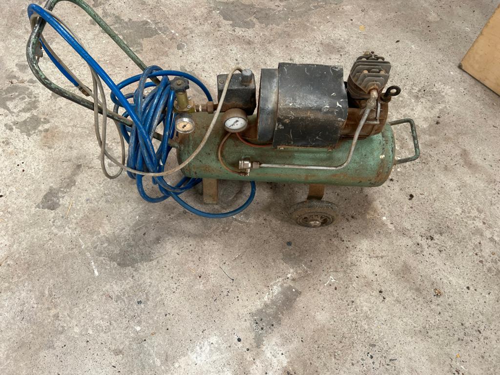 Gebruikte compressor met 20 liter tank en 10 bar werkdruk, Doe-het-zelf en Verbouw, Compressors, Ophalen, Gebruikt, 6 tot 10 bar