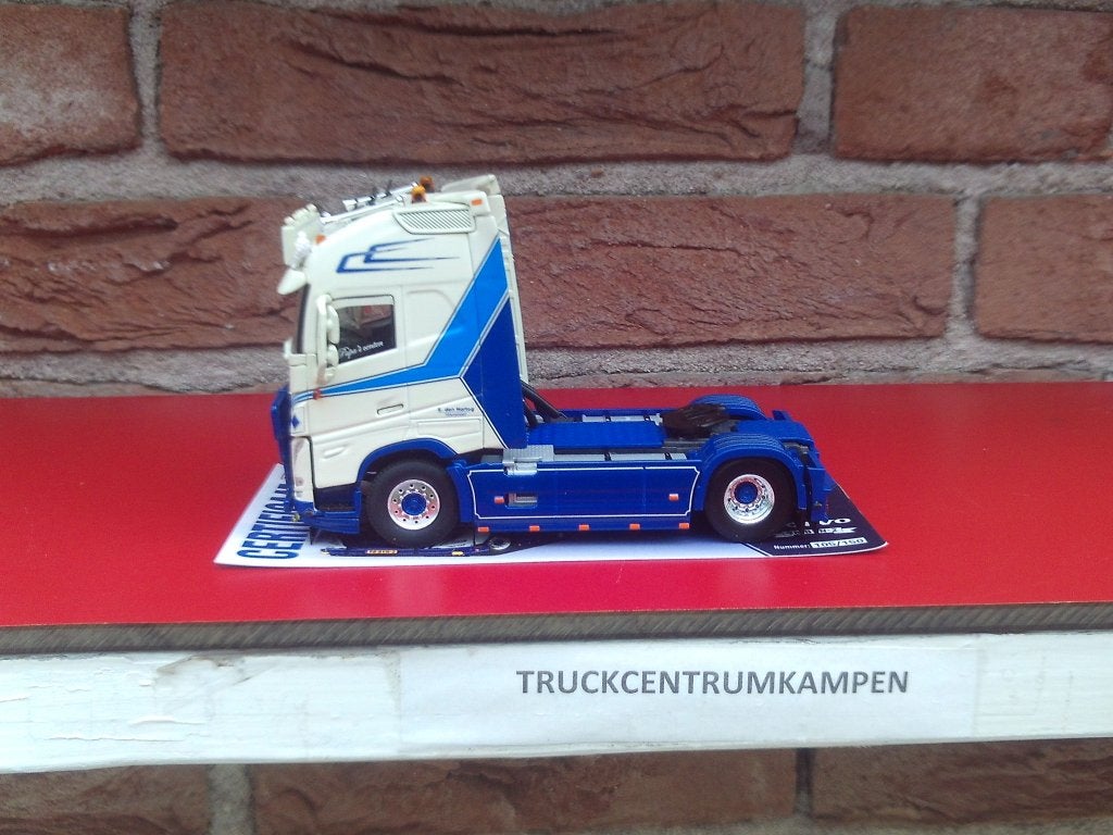 WSI  Volvo  FH5  Globetrotter  van  H. den  Hartog., Hobby en Vrije tijd, Modelauto's | 1:50, Ophalen of Verzenden, Nieuw, Bus of Vrachtwagen