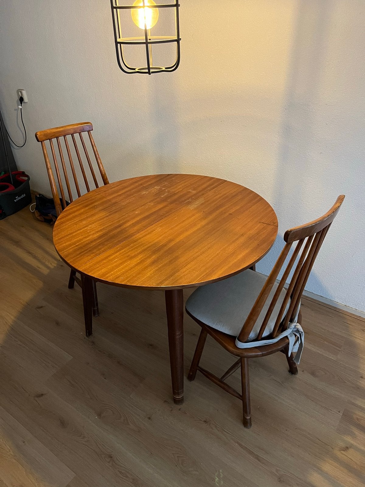 Vintage ronde eettafel met 2 stoelen, Huis en Inrichting, Ophalen, Gebruikt, Rond, Tot twee personen