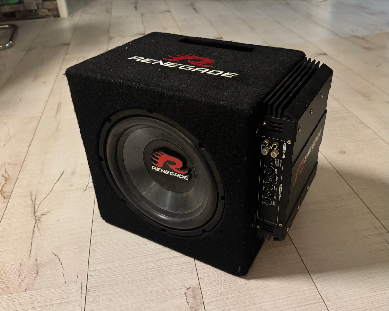 Renegade subwoofer + versterker 550W, Auto diversen, Ophalen, Gebruikt