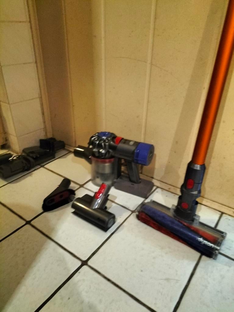 Splinter nieuwe Dyson v8 absolute stofzuiger, Witgoed en Apparatuur, Stofzuigers, Ophalen, Zo goed als nieuw, Reservoir, Minder dan 1200 watt