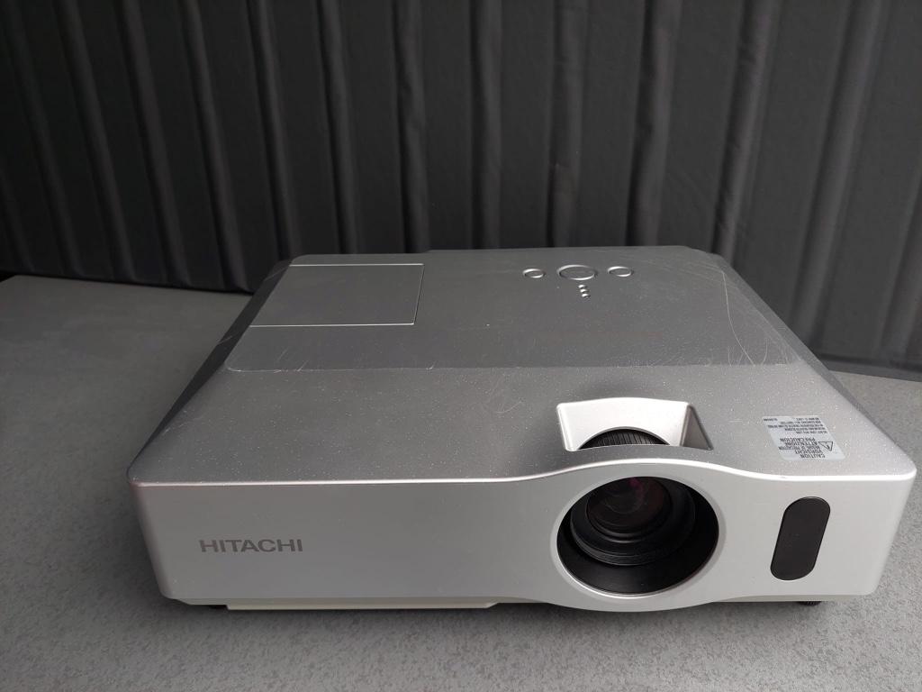 Beamer met 2 boxen en ophangbeugels, Ophalen of Verzenden, Gebruikt, Overige resoluties, Hitachi