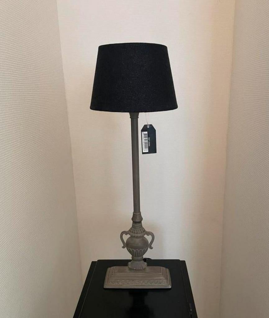 Mooie nieuwe tafellamp met zwarte kap, Nieuw, Ophalen of Verzenden, Stof, Klassiek