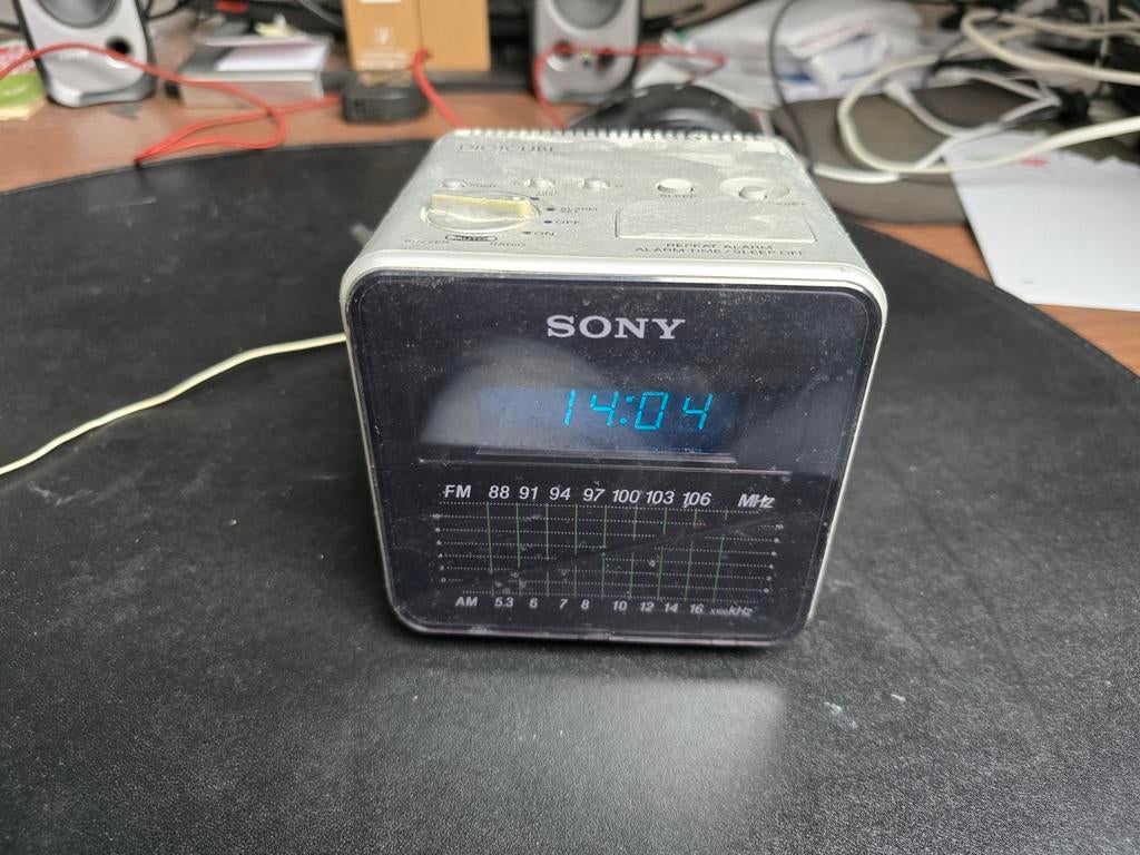 Sony ICF-C10W wekkerradio uit de jaren 90, Ophalen of Verzenden, Gebruikt, Radio