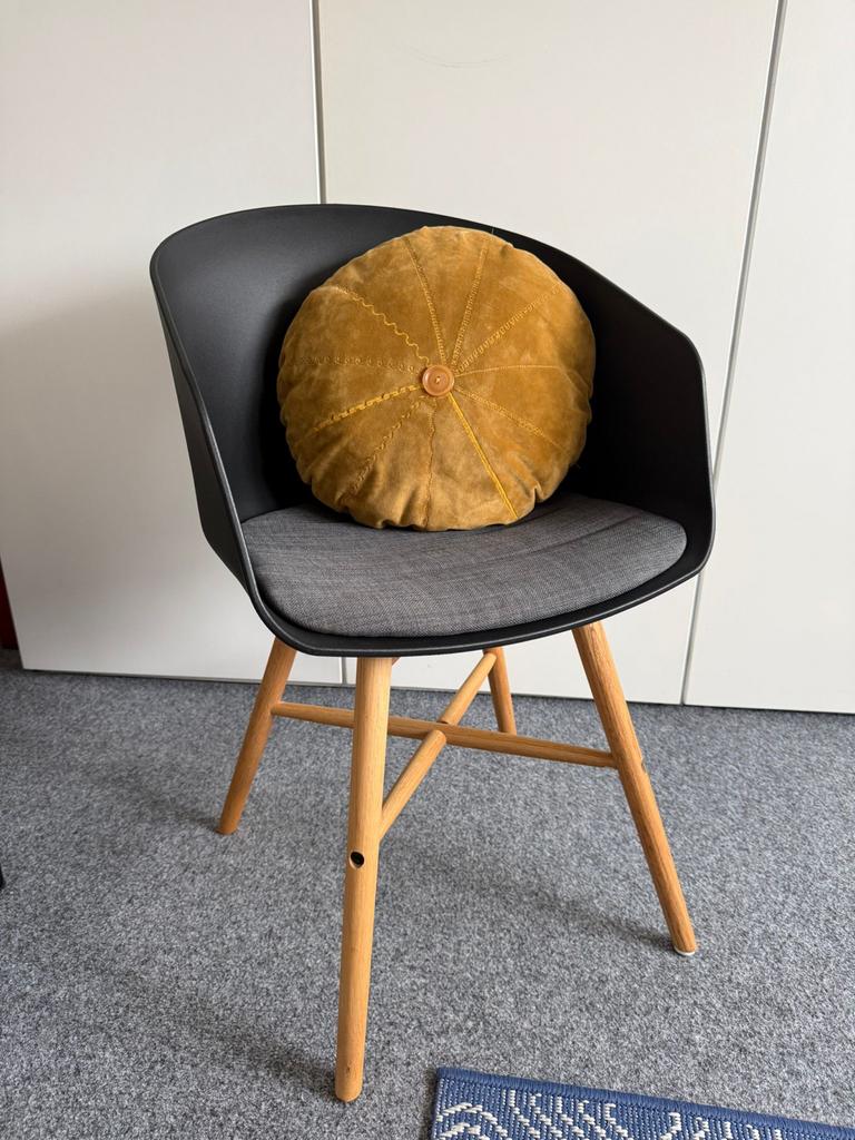 Leuke stoel met houten poten Leen Bakker zo goed als nieuw, Huis en Inrichting, Zwart, Ophalen of Verzenden, Zo goed als nieuw