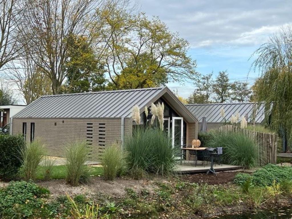 VRIJSTAAND RECREATIE CHALET eigen grond, Afwasmachine, Aan meer of rivier, 2 slaapkamers, Recreatiepark