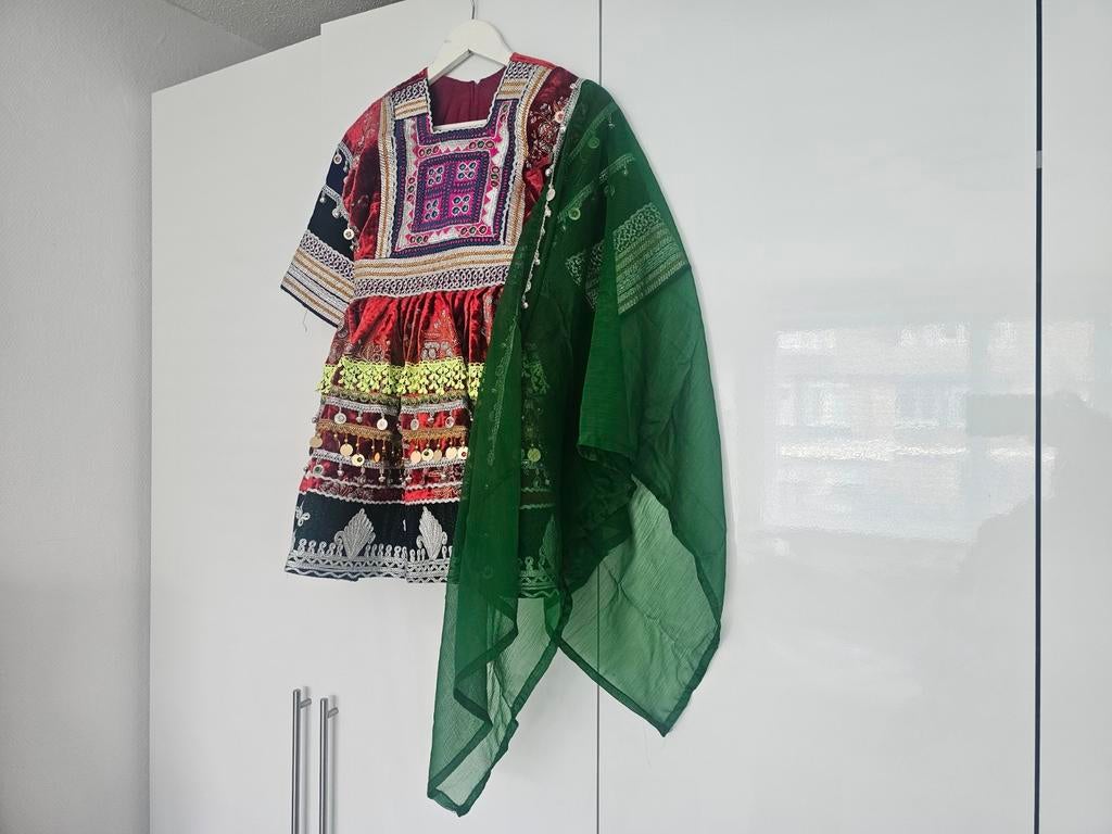 Traditionele Afghaanse jurk met borduursels + groene sjaal, Eén persoon