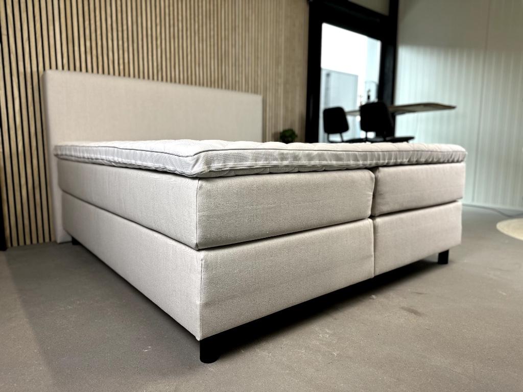 LUXE BOXSPRING 160 x 200 LICHT BEIGE - GEVEERDE ONDERBOXEN, Beige, Ophalen of Verzenden, 180 cm, 200 cm