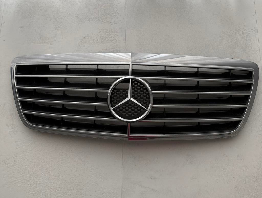 Mercedes W210 grill, Auto-onderdelen, Carrosserie en Plaatwerk, Gebruikt, Voor, Mercedes-Benz, Ophalen of Verzenden