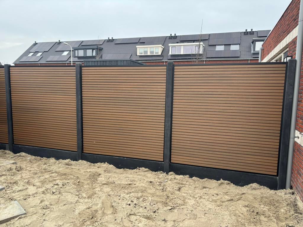 Composiet schutting met betonpalen en platen €185 p/m, Ophalen, Kunststof, 1 tot 2 meter, Minder dan 3 meter
