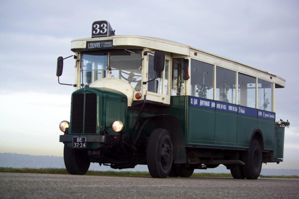 Foto 11 van foodtruck DJ-boot schoolbus te huur