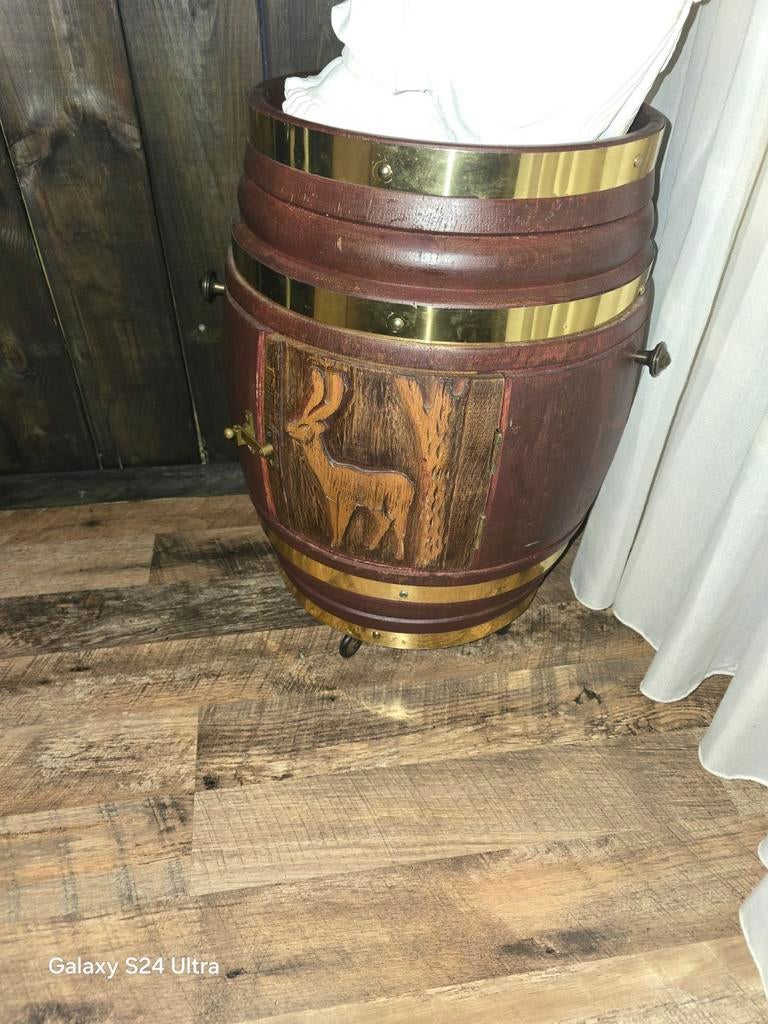 Houten wijnvat bijzettafel met herten decoratie, Ophalen of Verzenden, Gebruikt