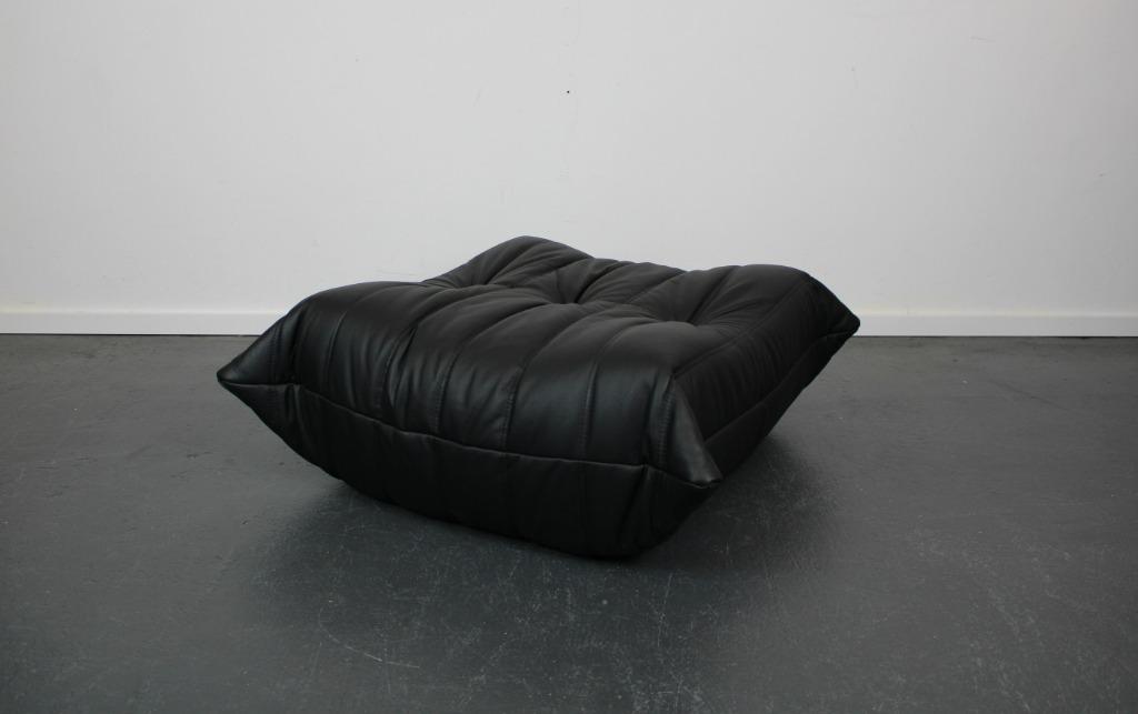 Ligne Roset Togo poef, zwart leer, Huis en Inrichting, Banken | Sofa's en Chaises Longues, Ophalen, Nieuw, 75 tot 100 cm, Leer