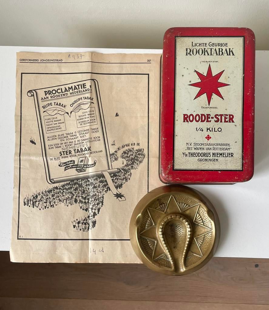 Roode ster Tabak blik 1940 en messing asbak., Ophalen of Verzenden, Gebruikt, Tabaksdoos of Verpakking