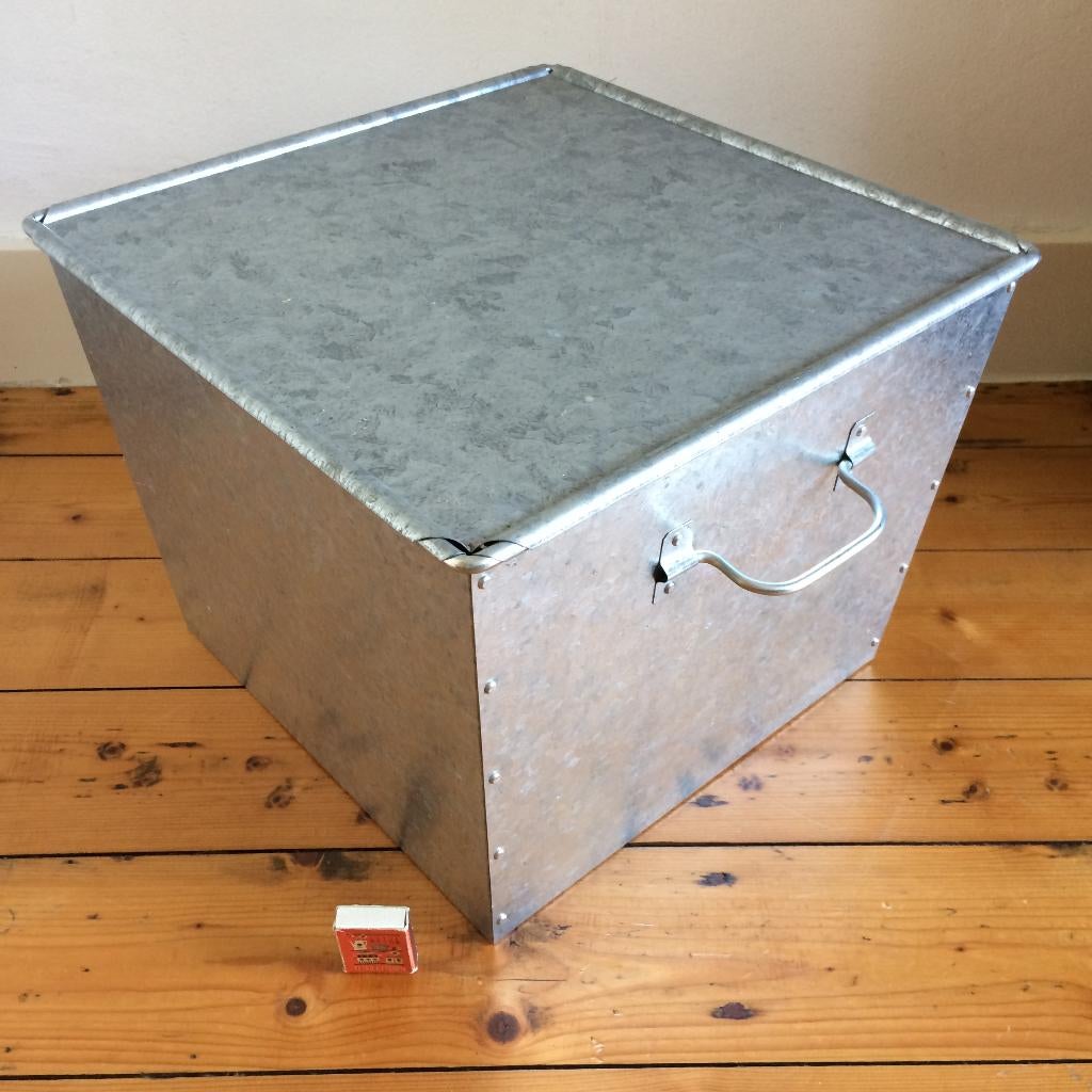 Metalen opbergkist met deksel vierkant handvatten zink kist, Huis en Inrichting, Woonaccessoires | Kisten, Minder dan 50 cm, 50 tot 100 cm