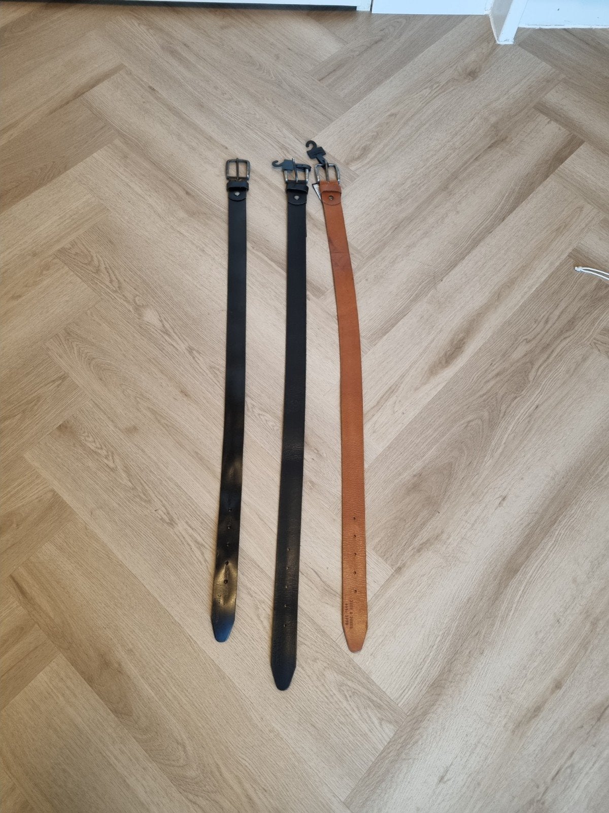 3 riemen Jack & Jones 2 x 80 en 1 x 85

2 riemen zijn nieuw., Ophalen of Verzenden, Zo goed als nieuw, Zwart
