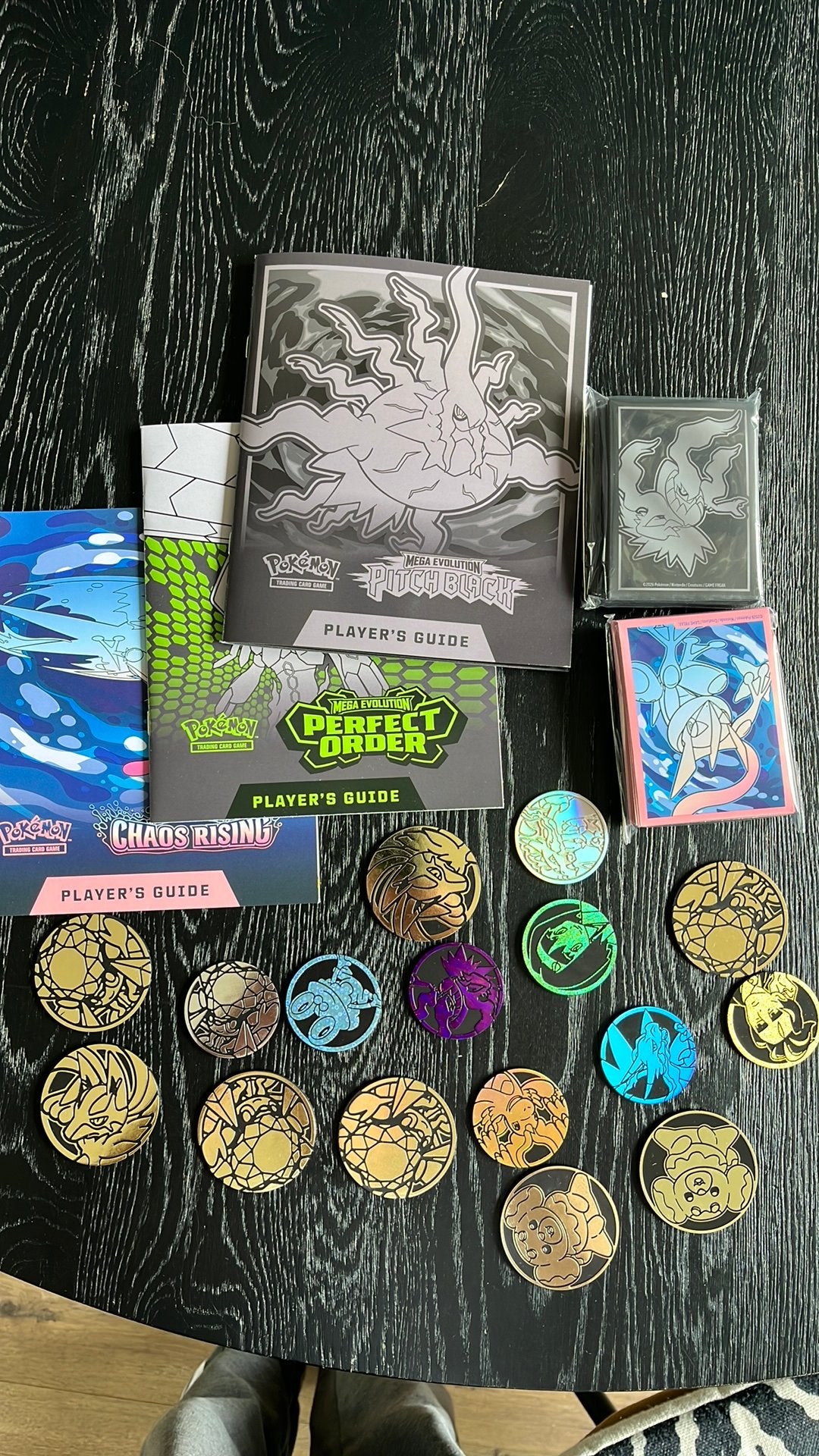 Diverse Pokemon munten, Player Guides en card sleeves, Hobby en Vrije tijd, Verzamelkaartspellen | Pokémon, Ophalen, Zo goed als nieuw