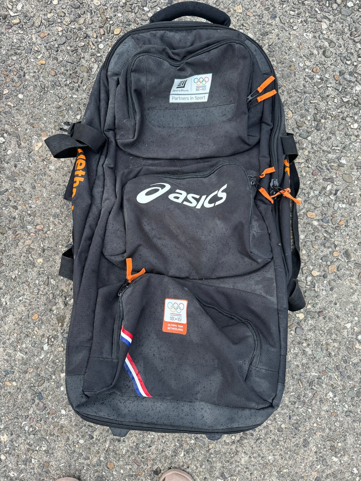 ASICS Olympisch Team Nederland reistas met wieltjes, 30 cm of meer, Gebruikt, Zwart, Uitschuifbare handgreep