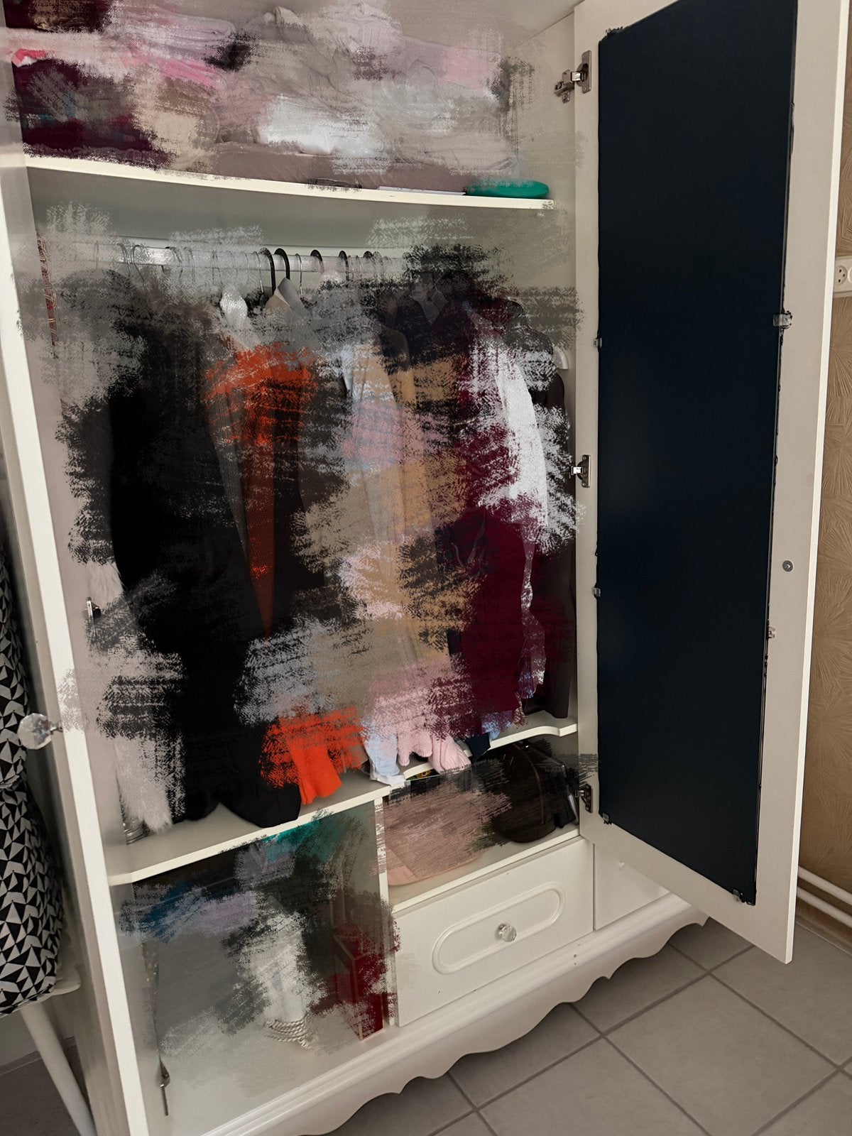 Foto 4 van Ruime witte kledingkast met spiegel