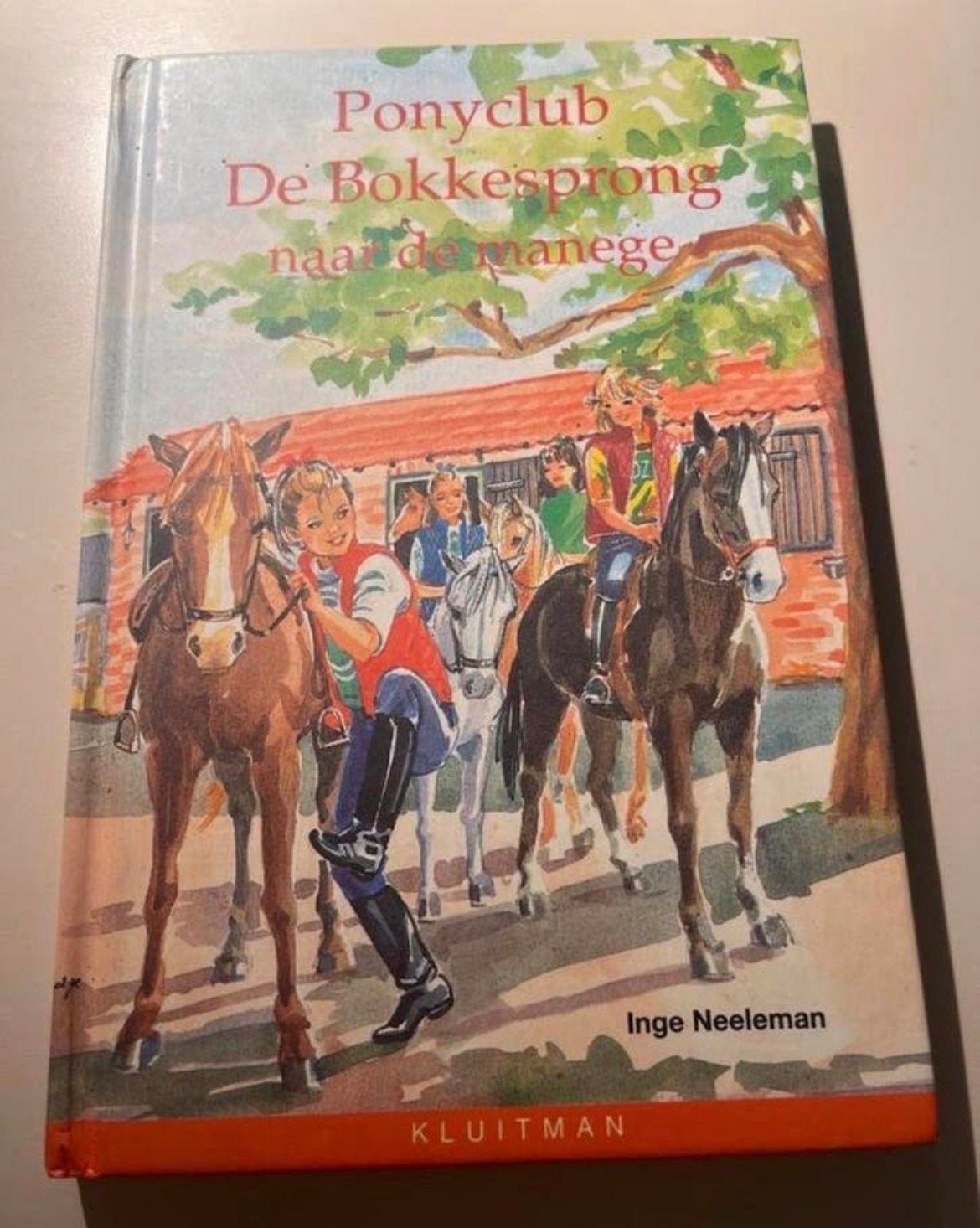 Ponyclub De Bokkesprong Naar de Manege - Inge Neeleman, Ophalen of Verzenden, Gelezen, Fictie