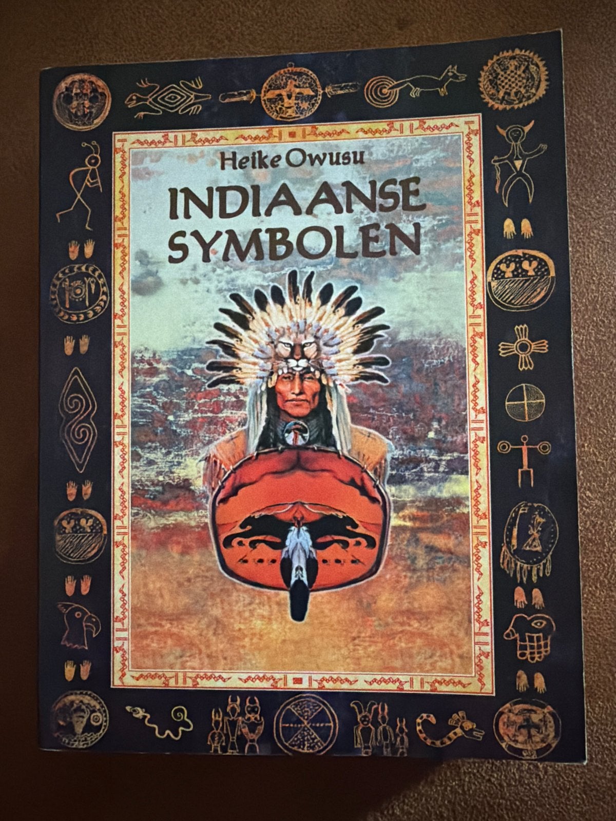 Indiaanse Symbolen - Heike Owusu (Boek), Boeken, Ophalen of Verzenden, Gelezen, Amerika